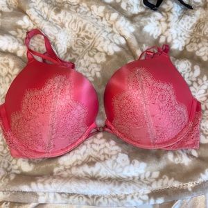 Victoria’s Secret bombshell plunge 34 D
